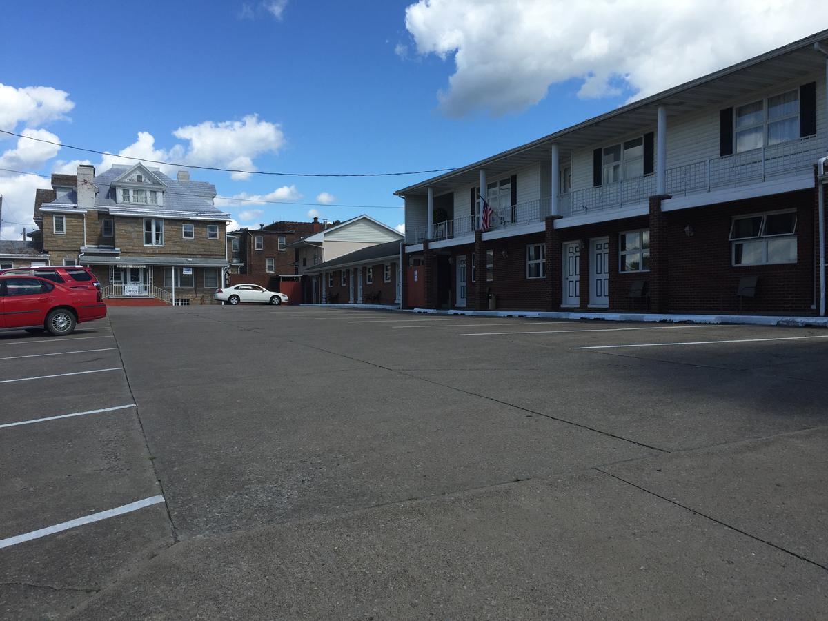 Colonial Hotel-Motel Buckhannon Exterior foto